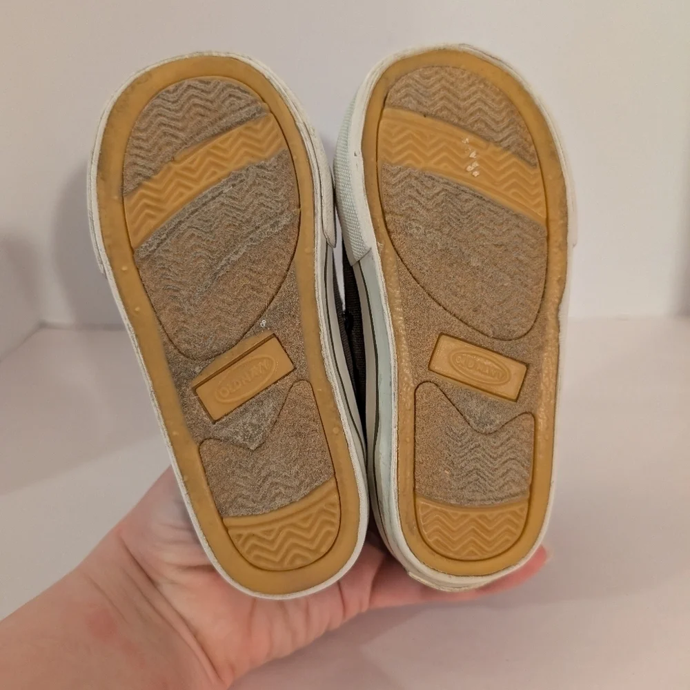 Old Navy Toddler Boy Green Canvas Slip-On Sneakers in Size 8